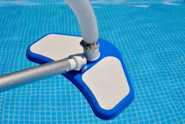 Choisir le meilleur aspirateur manuel piscine selon la taille et le type de bassin