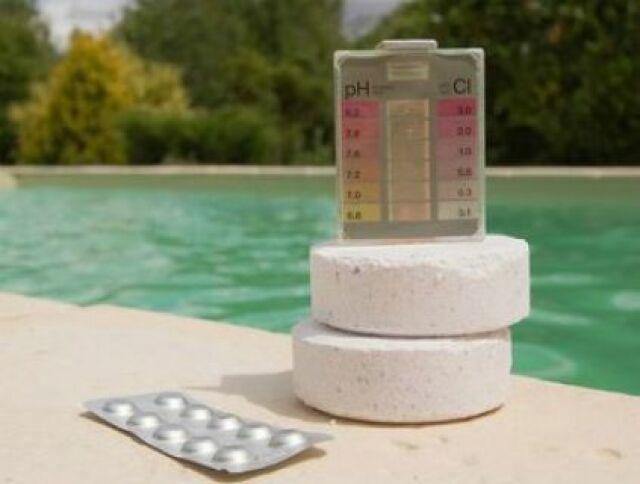 Méthodes Naturelles et Produits Chimiques pour Réduire le pH de la Piscine