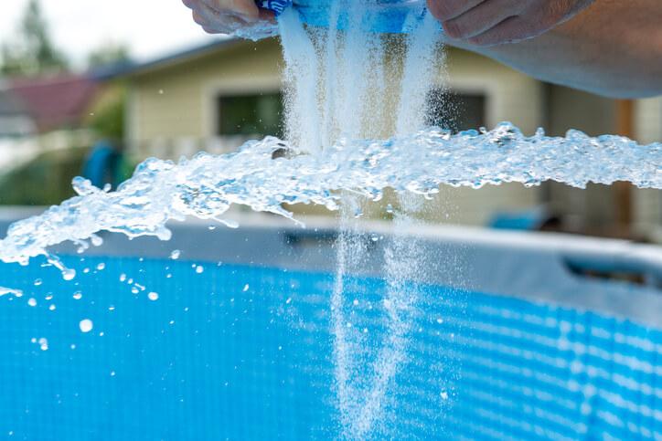 Les étapes clés pour un entretien optimal de votre piscine au sel