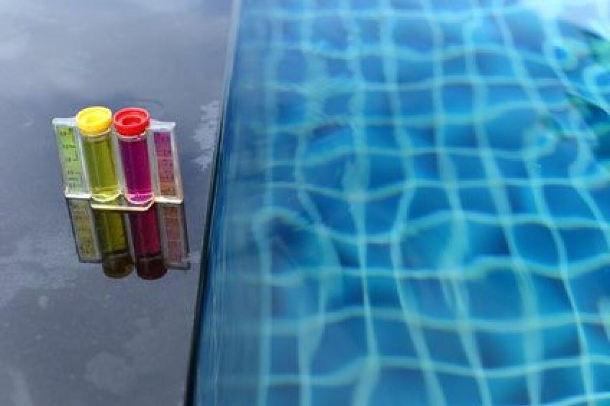 Identifier les causes fréquentes de déséquilibre du TAC dans la piscine