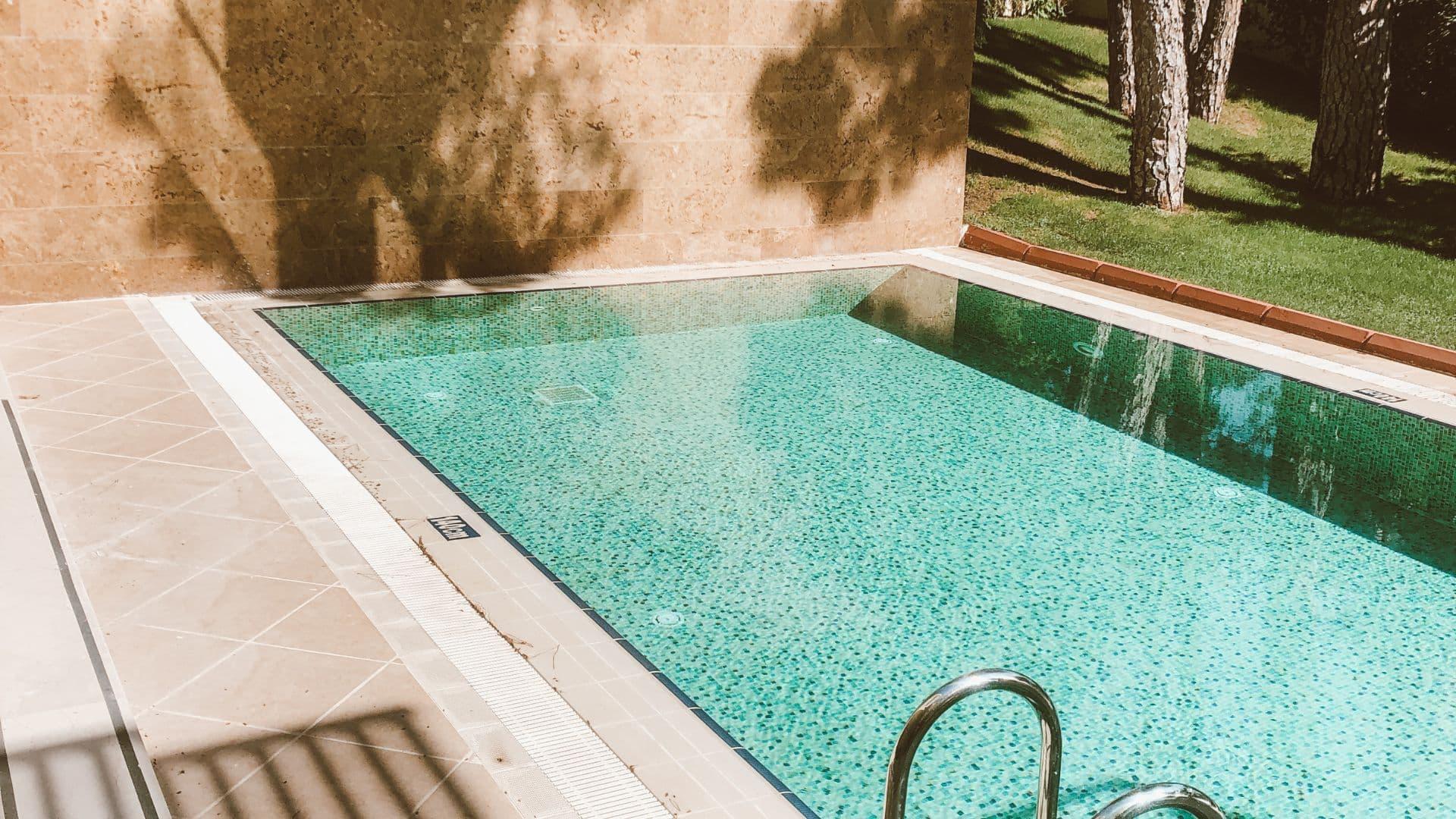 Conseils d’entretien régulier pour prévenir la formation d’une piscine verte