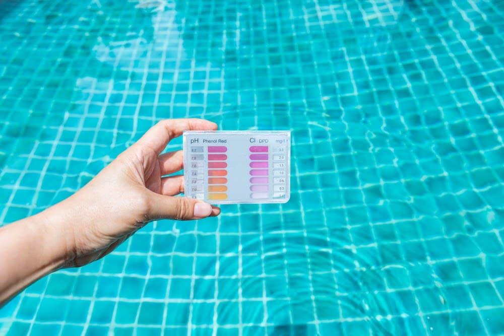 Comprendre les Causes Fréquentes d’un pH Trop Élevé dans la Piscine