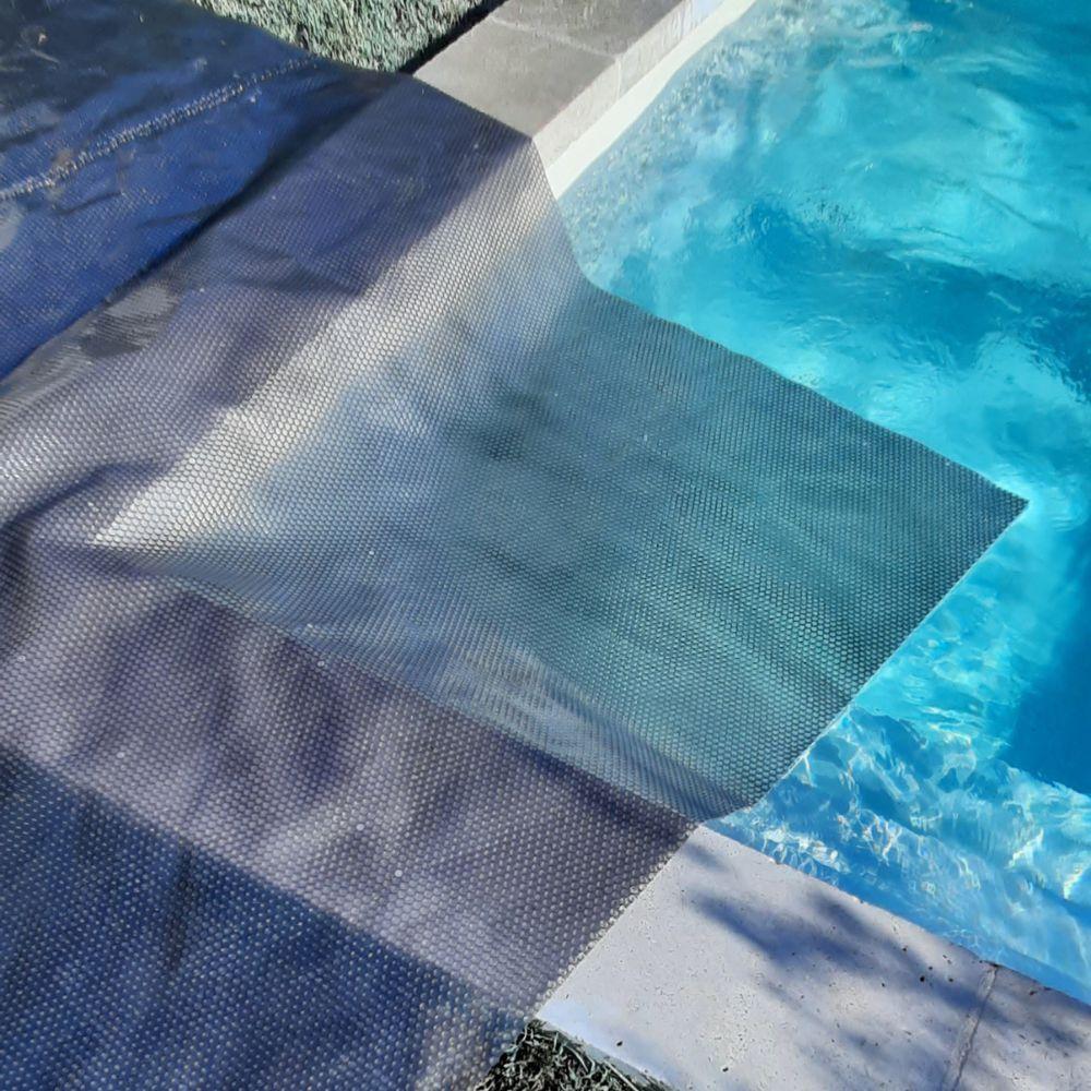 Comparaison des matériaux et durabilité des bâches piscine et volets roulants