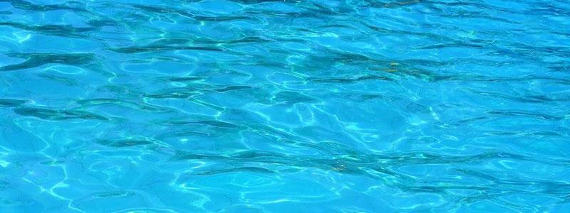 Analyser et équilibrer l'eau pour garantir une baignade saine et agréable