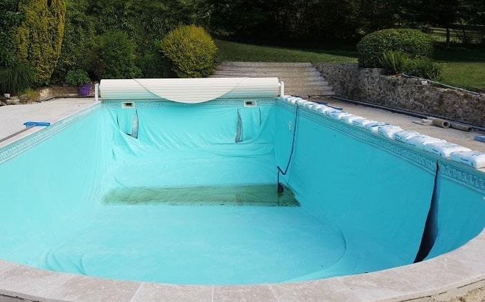 Pourquoi surveiller l’état de votre liner piscine est essentiel