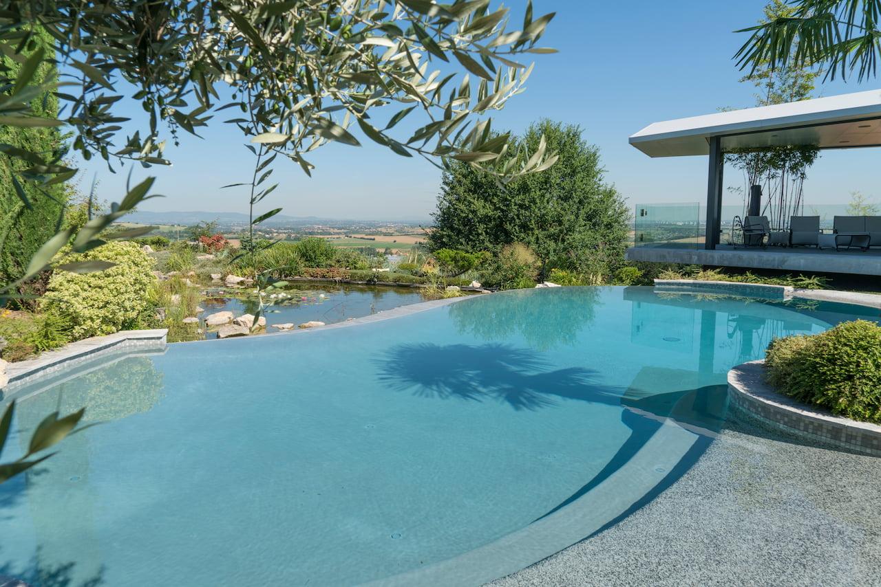 Conseils Pratiques pour Choisir entre une Piscine au Sel ou au Chlore